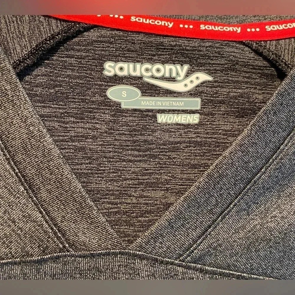 Saucony Women's Overlook Long Sleeve Athletic Running Shirt Thumb Hole Small EUC thumbnail 3