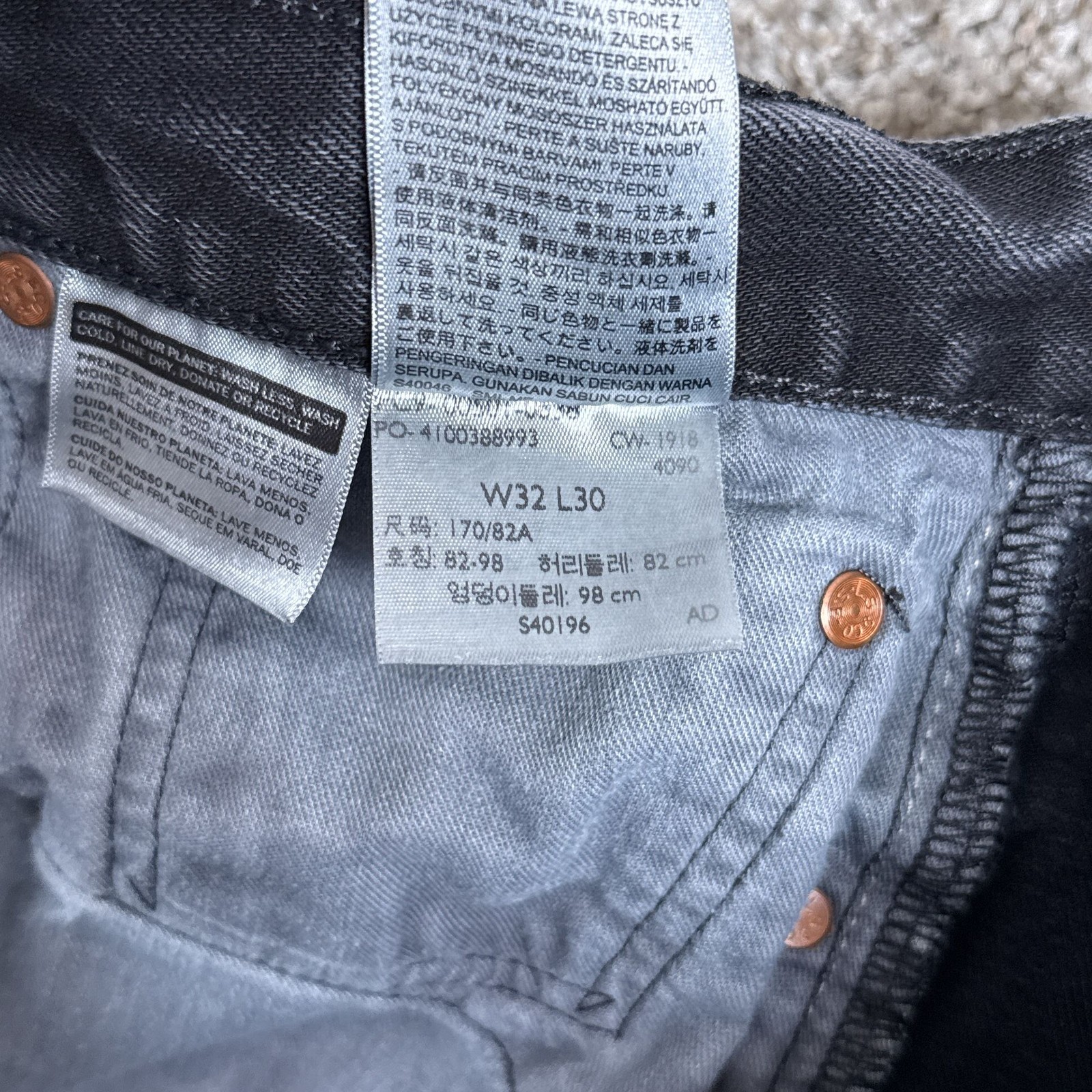 Levis 501 Jeans Mens 32X30 Black Button Fly Straight Leg Classic Washed Denim thumbnail 9