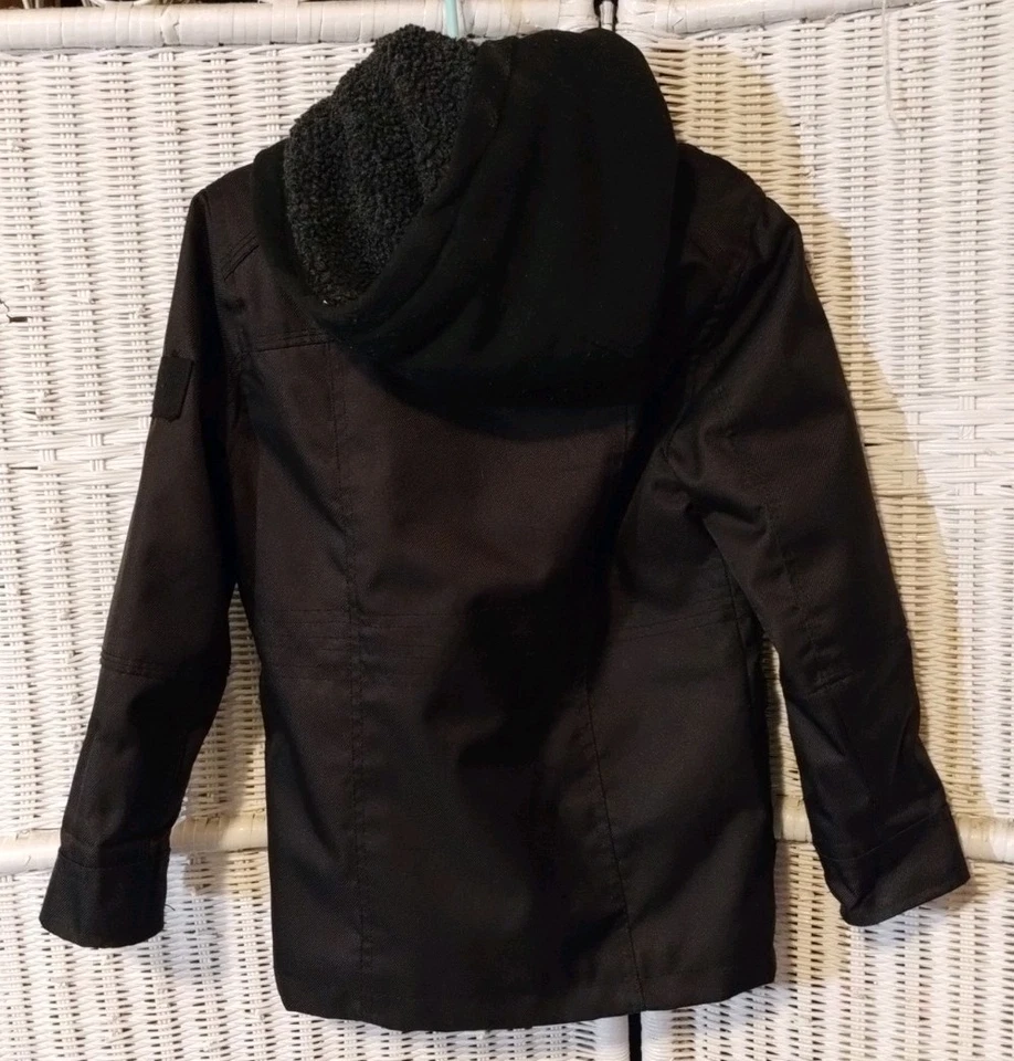 CHAQUETA NEGRA CON CAPUCHA URBAN REPUBLIC PARA NIÑOS Talla 4 Forro de piel sintética Muy Bonita y Cálida  Foto 3 de 4