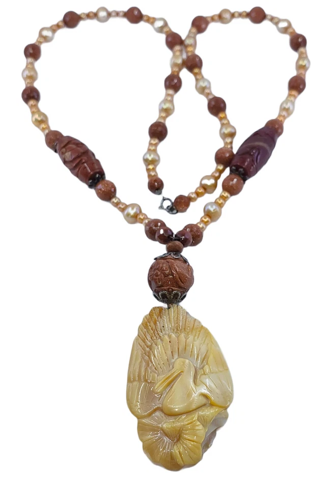 COLGANTE FREGONA TALLADA DE COLECCIÓN + PIEDRA DORADA, PERLA FW Y COLLAR CON CUENTAS JAPER ROJO TALLADO Foto 2 de 4