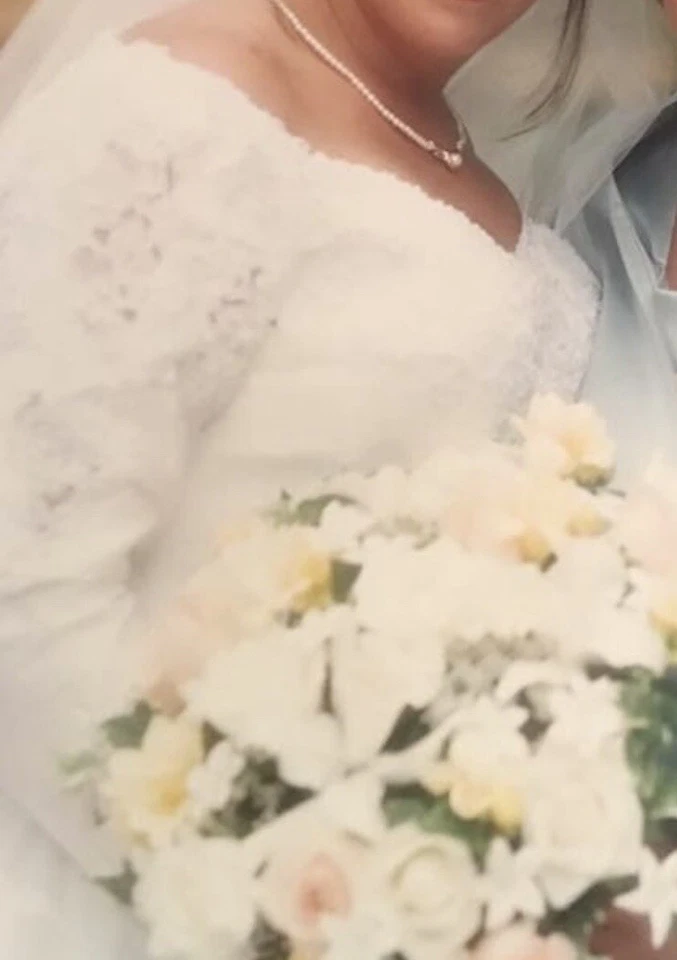 Beautiful Timeless ivory Silk Bridal  gown wedding gown - Image 2 of 4