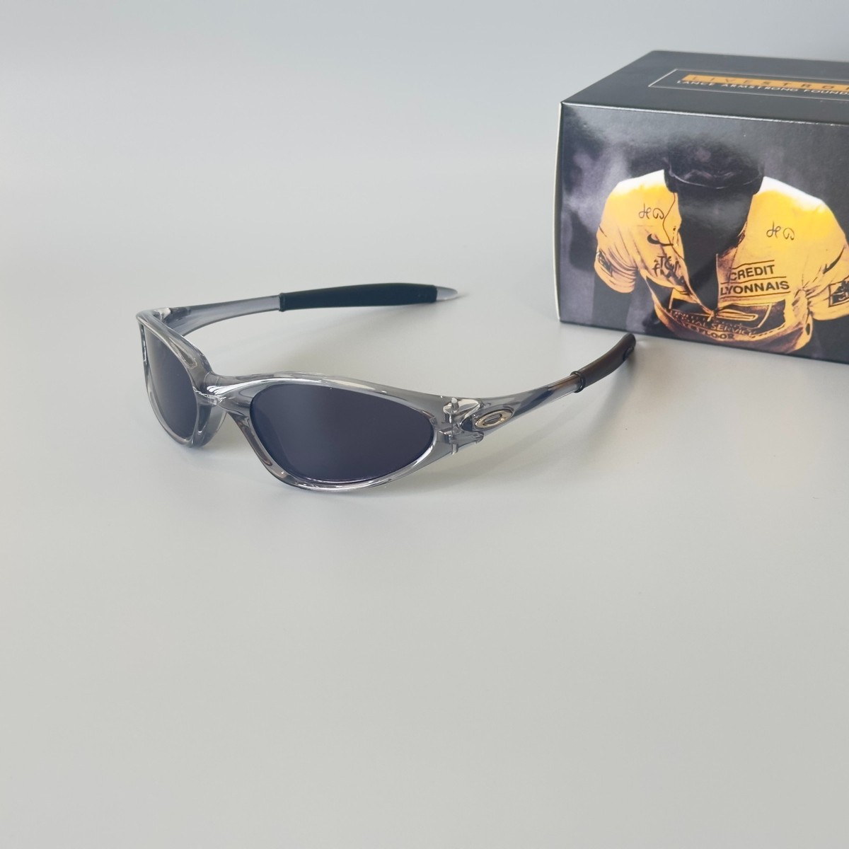 オークリー minute 1.0 Oakley Minute Gen1 Minute 1.0 Sunglasses Transparent Gray Frame