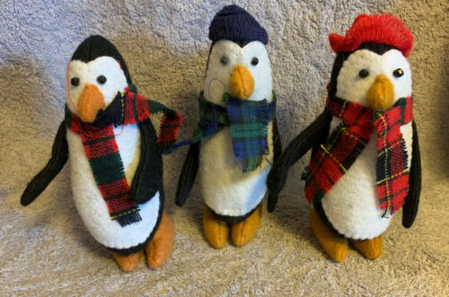 3 Adorable Stuffed Felt Penguin Figures, Winter Hats, Plaid Scarves Freestanding - Afbeelding 1 van 3