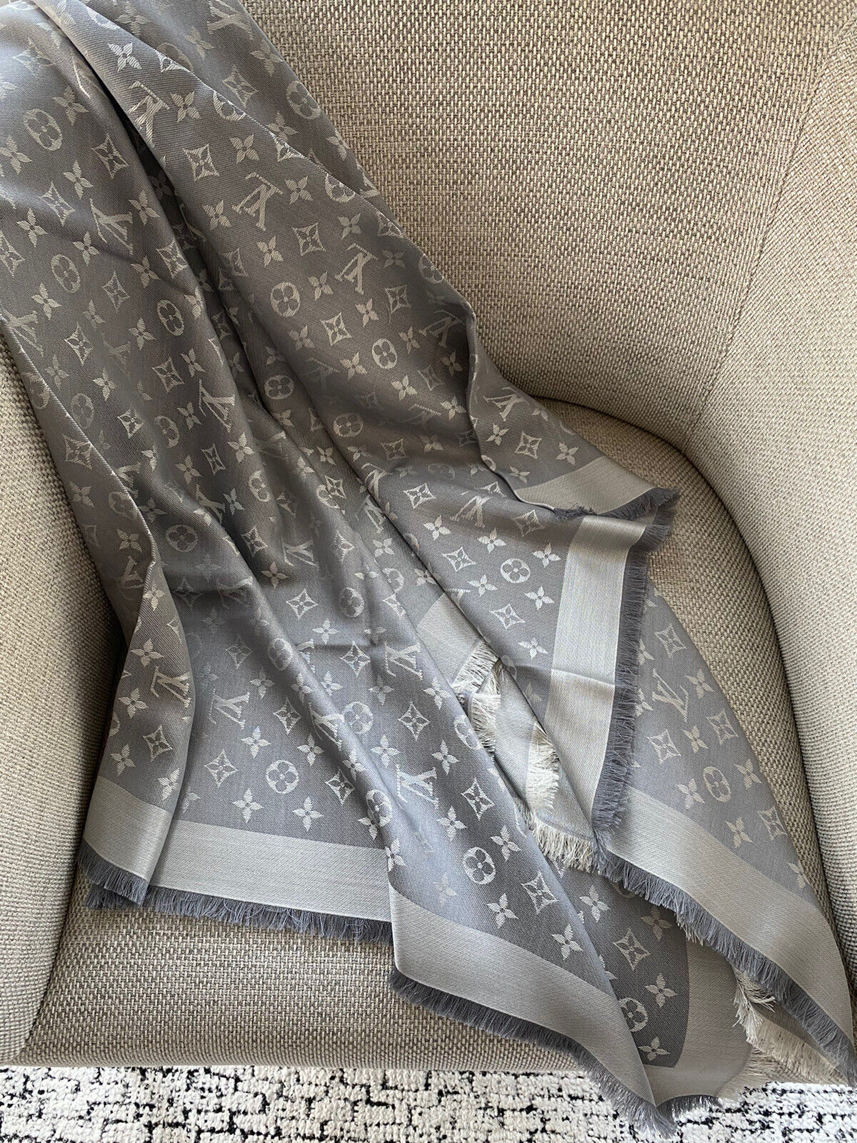 NEW 100%Auth Vuitton Silk/Wool Light Grey Classic MONOGRAM SHAWL |