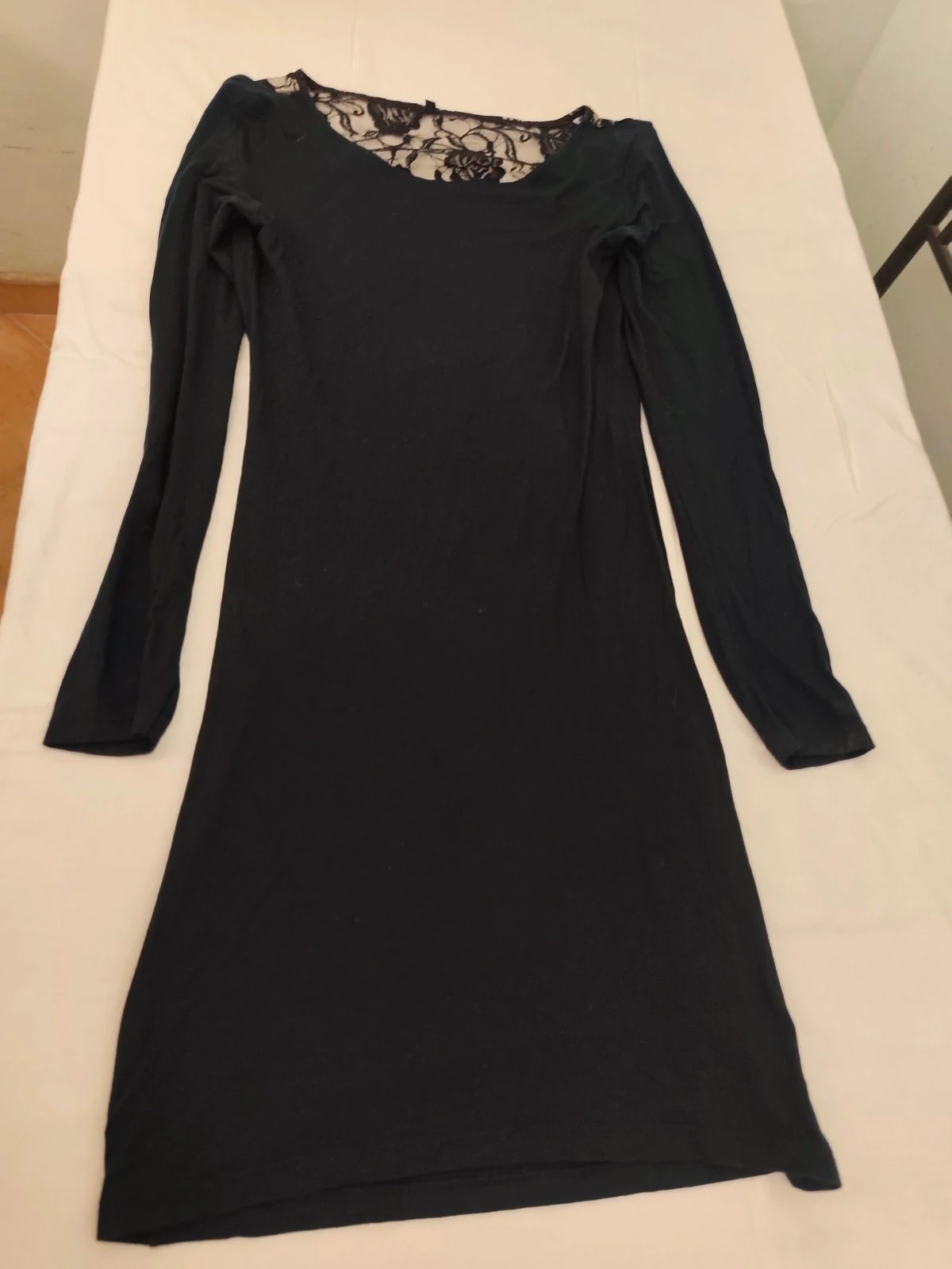 Vestito con ricamo sulla schiena