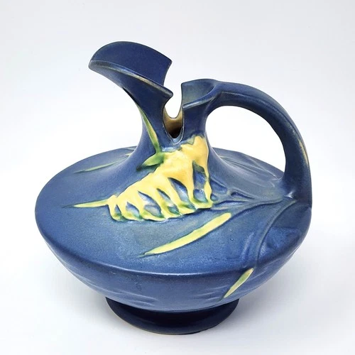 ROSEVILLE Vintage MCM Pottery FREESIA Ewer PITCHER 19-6 Delft Blue & Yellow 1945