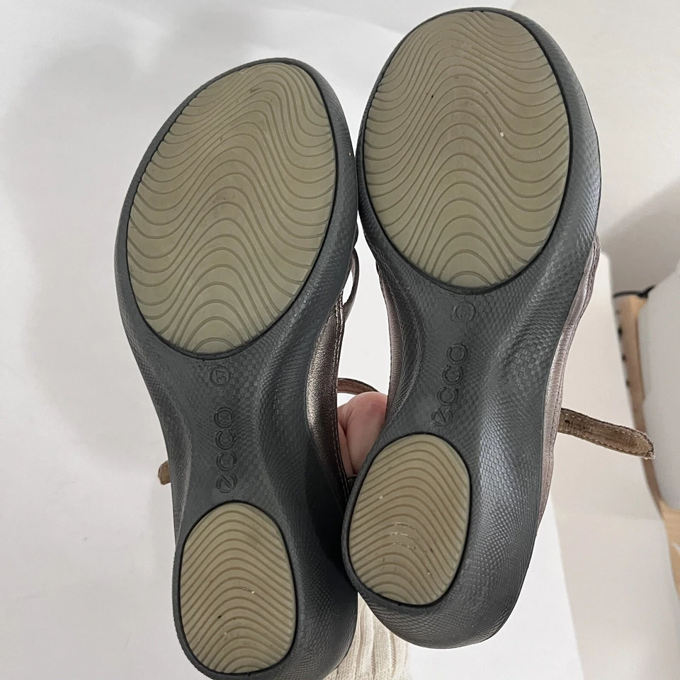 ECCO Sandal Size 6.5 EU 37 Comfort Metallic Gold Leather Gladiator T Strap Flash - Image 4 of 4