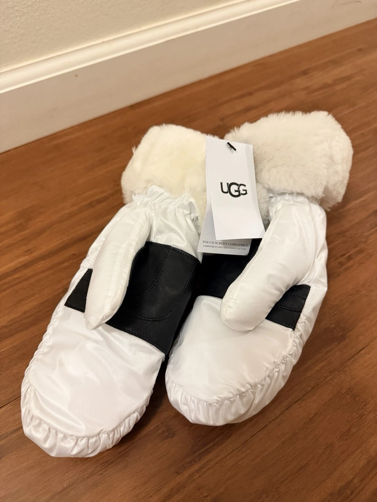 NWT Women's Ugg Australia White Gloves Small/Medium Winter Snow $75 MSRP