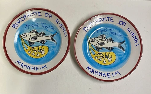 Set Of 2 Ristorante Da Gianni Spigola Del Buon Ricordo Mannheim Fish 9.0” Plates - Picture 1 of 10