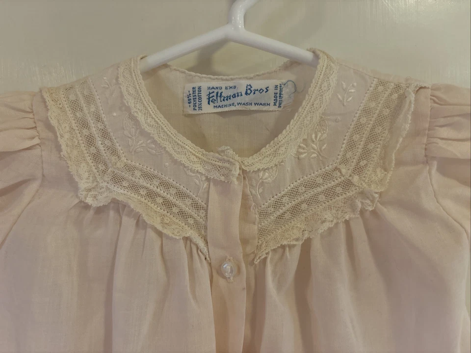 Feltman Brothers 复古粉色蕾丝纽扣连衣裙 — 第 2/4 张图片