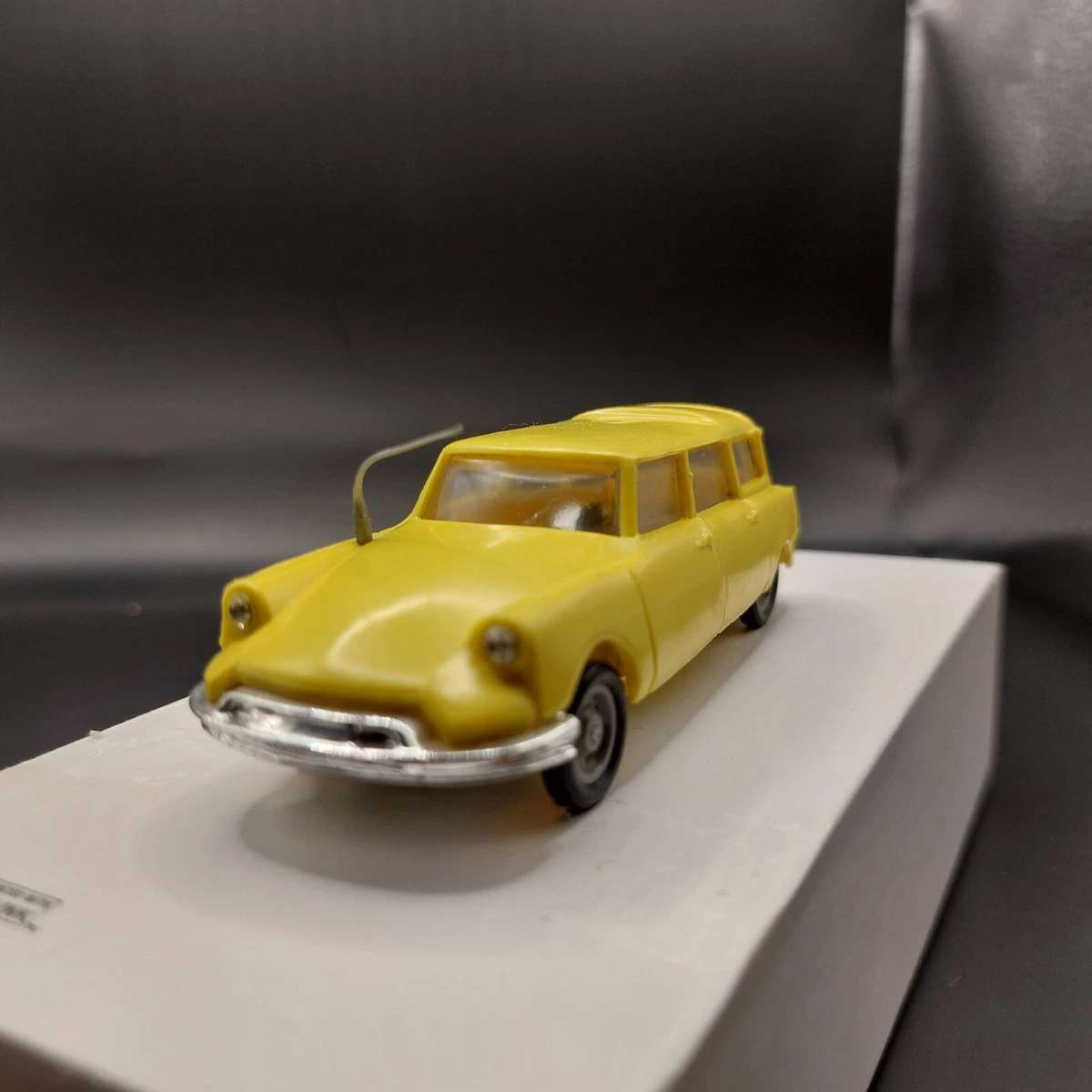 JOUET VOITURE MINIATURE CLE CLEMENT GAGET CITROEN DS 19 PUB