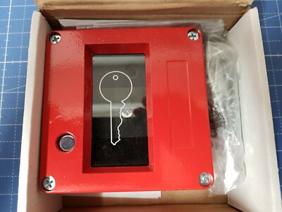 EATON ART1492 - ROTES METALLSCHRANK MIT HAMMER UR _0,4_5