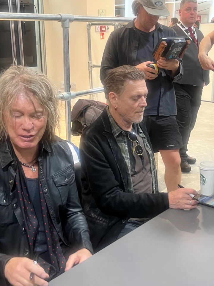 Def Leppard Drastic Symphonies Signed CD HMV Sheffield 20/05 See Pictures Proof — 第 4/4 张图片