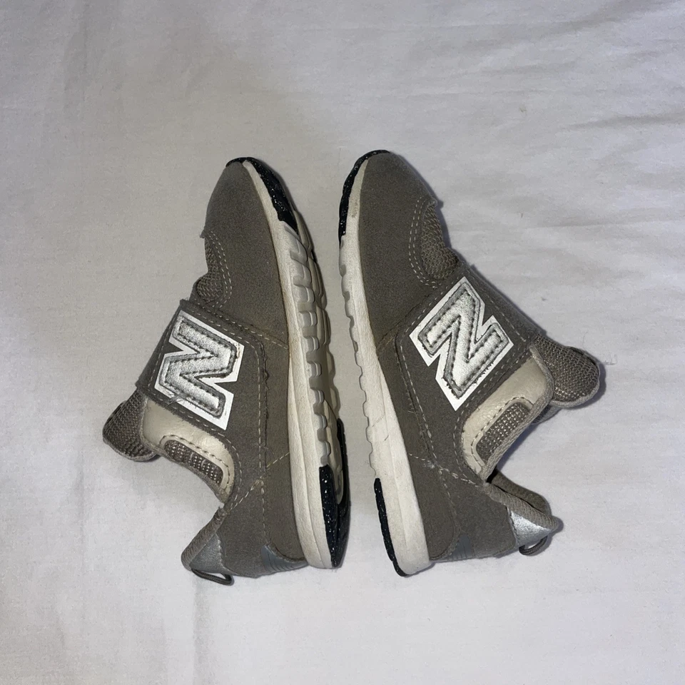 New Balance 574 Zapatos de Bebé Talla 7.5C Niño Pequeño Nuevo B Gancho Lazo NW574GR Foto 3 de 4