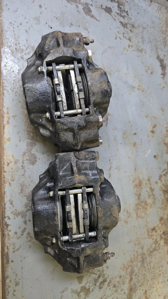 Pinzas de freno delanteras Datsun 280Z OEM pastillas incluidas Foto 2 de 4