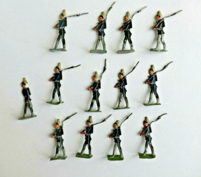 Plats d'étain - Flat tin - Zinnfiguren - 13 soldats en étain