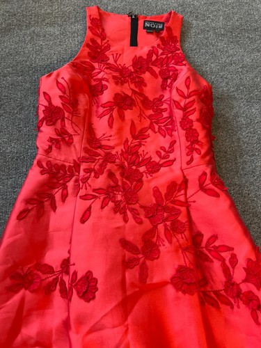 Abito alto-basso ricamato fiori viola rosso noir Sachin & Babi $1500 taglia 6 - Foto 13 di 15
