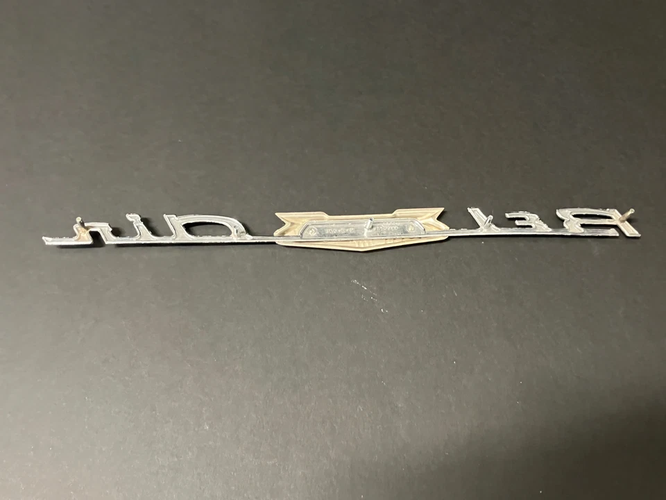 Chevrolet Bel Air 1960 emblema guardabarros delantero GM OEM parte #3776911 nuevo de lote original Foto 2 de 2