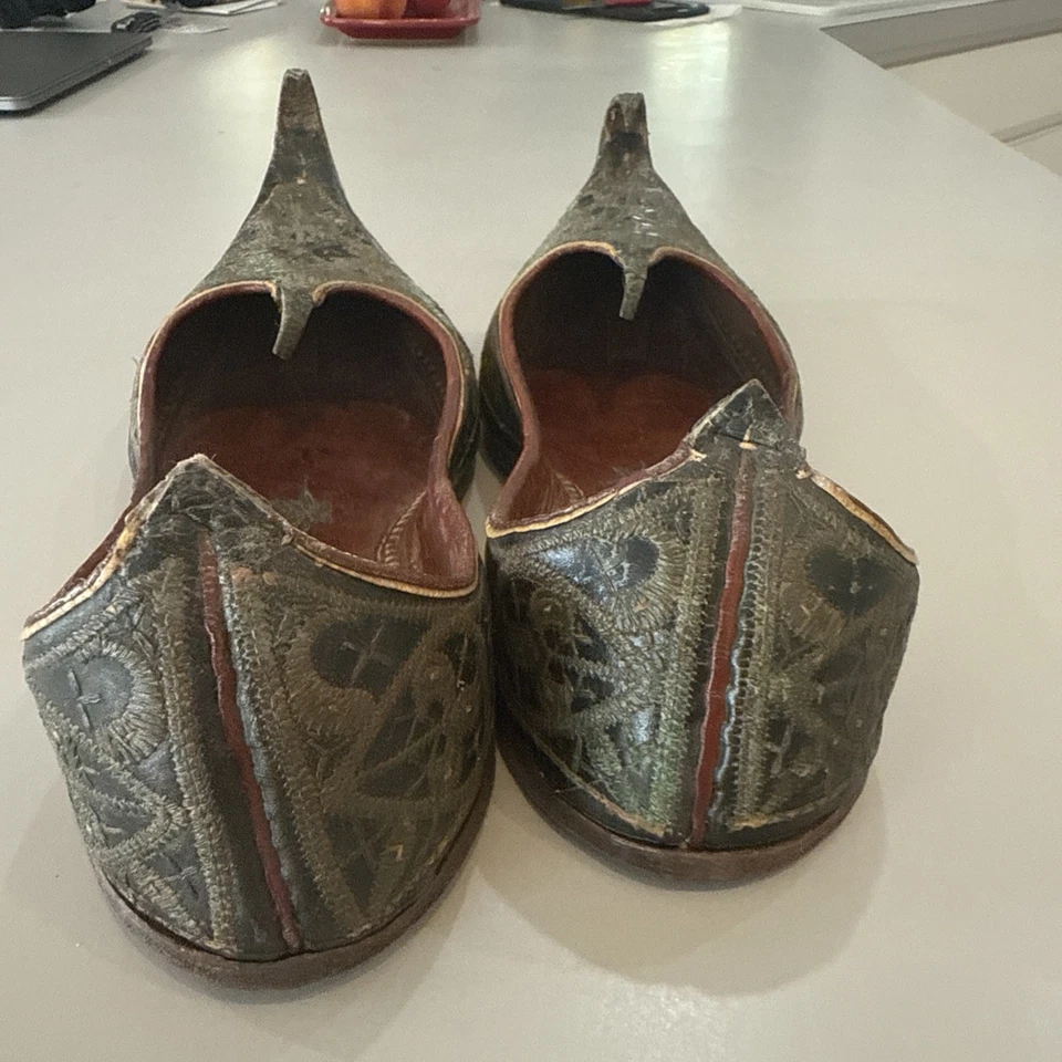 АНТИКВАРНЫЕ МАРОККАНСКИЕ ТУФЛИ-БАБУШИ НАЧАЛА 1900-Х РУЧНОЙ РАБОТЫ С МЕТАЛЛИЧЕСКОЙ ВЫШИВКОЙ - Изображение 2 из 4