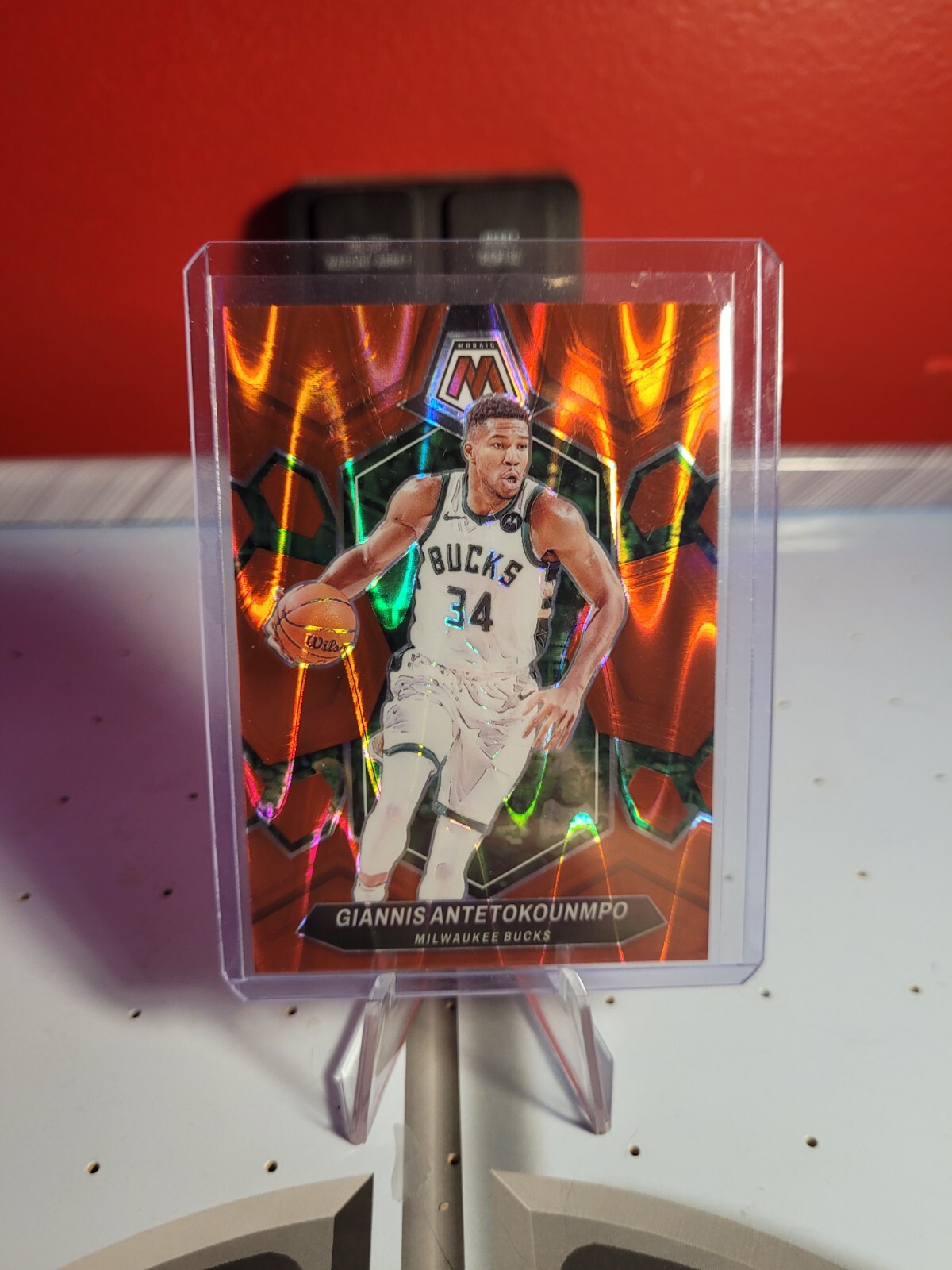 2023-24 Panini Mosaic Red Seismic Prizm Giannis Antetokounmpo /299 #77 🏀🔥