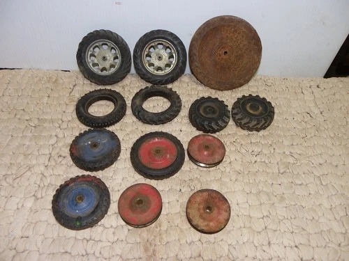 6 good marx rideon firetruck wheels and 1wheel for marx tractor  SEE PICS (mx)