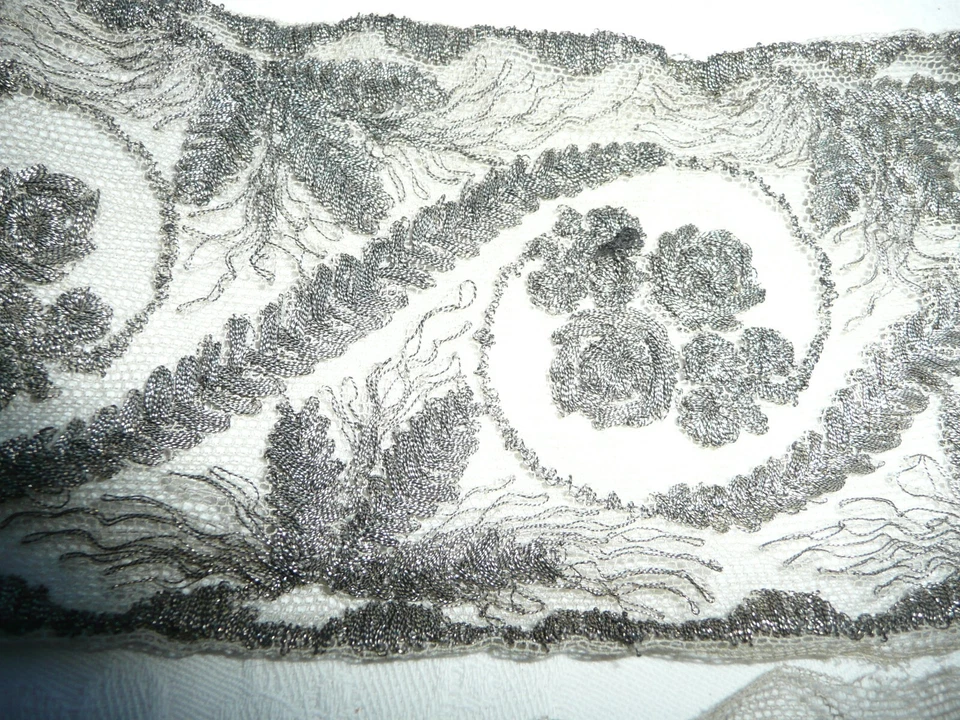 éléments de col ancien et ses manches en dentelle et fil métallique argenté - Photo 2/4