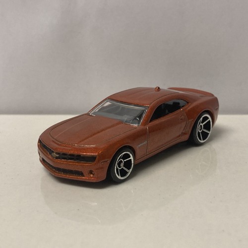 2010 10 Chevy Camaro SS Collectible 1/64 Scale Diecast Diorama Model - Picture 4 of 4