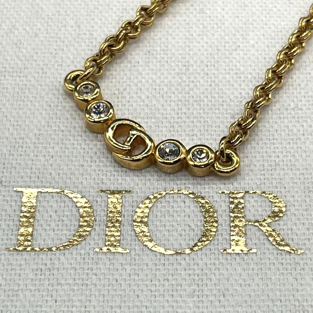 Collier logo CD Christian Dior pendentif métal strass or accessoire bijoux