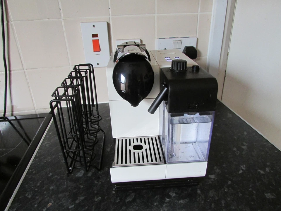 DeLonghi EN520.W Nespresso Lattissima plus Coffee Maker White To enhance yourday, photo 1 of 5
