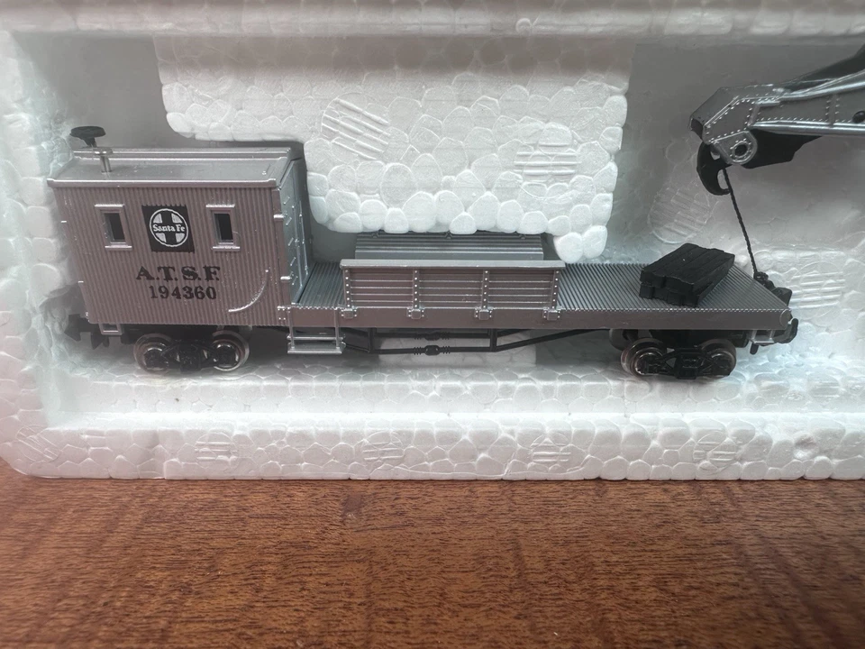 N Scale 56-1210-02 Bachmann 250 Ton Crane Car & Boom Tender Santa Fe ATSF - Image 2 of 4