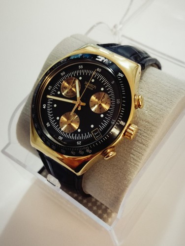 SWATCH IRONY CHRONO 2002 GOLDFINGER SPECIALE JAMES BOND 007 YCG401 NUOVO - Imagen 3 de 15