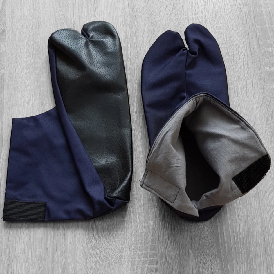 Zapatos japoneses Tabi azules con cierre de gancho y bucle Foto 4 de 4