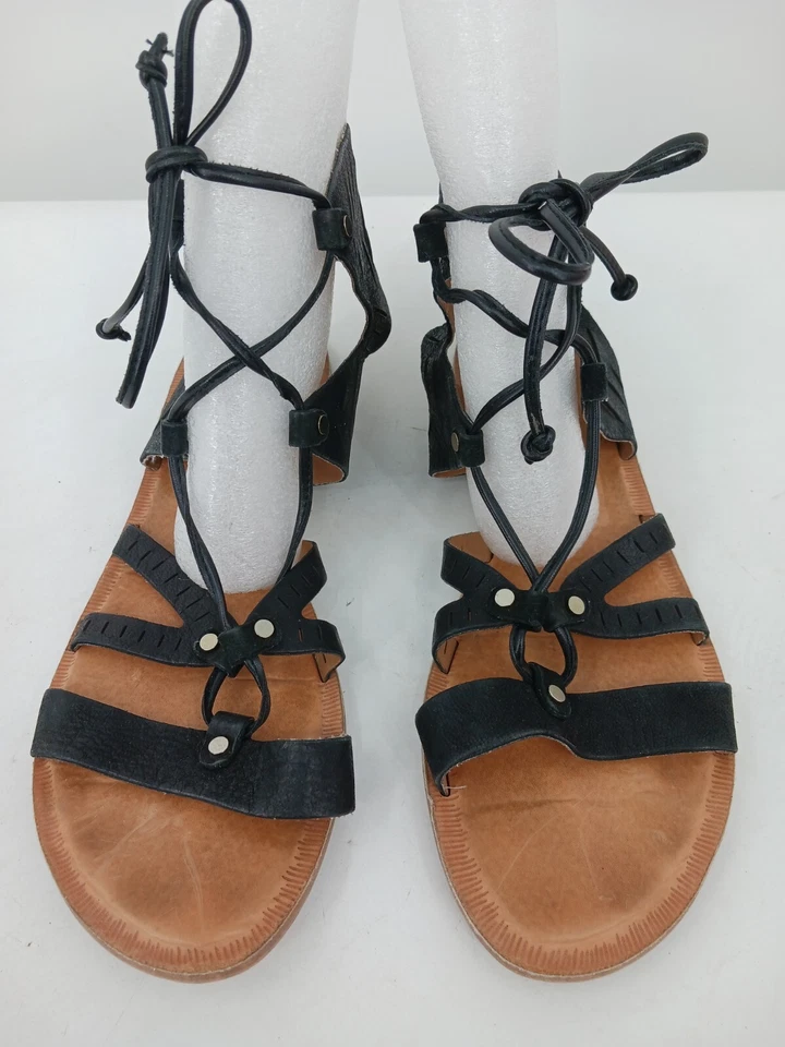 Sandálias femininas Dolce Vita gladiador 8,5 couro preto com cadarço liso cravejado - Imagem 4 de 4