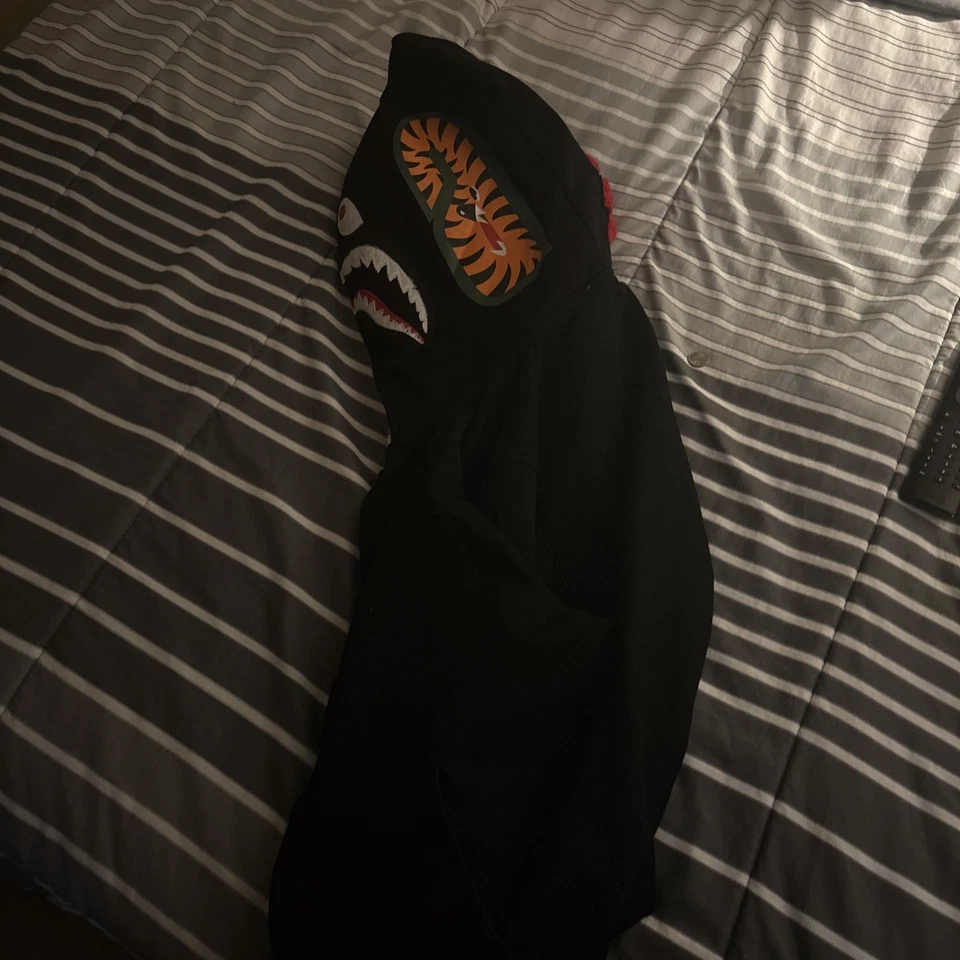 Auténtica sudadera con capucha Bape Shark - icónica declaración de ropa de calle Foto 2 de 3