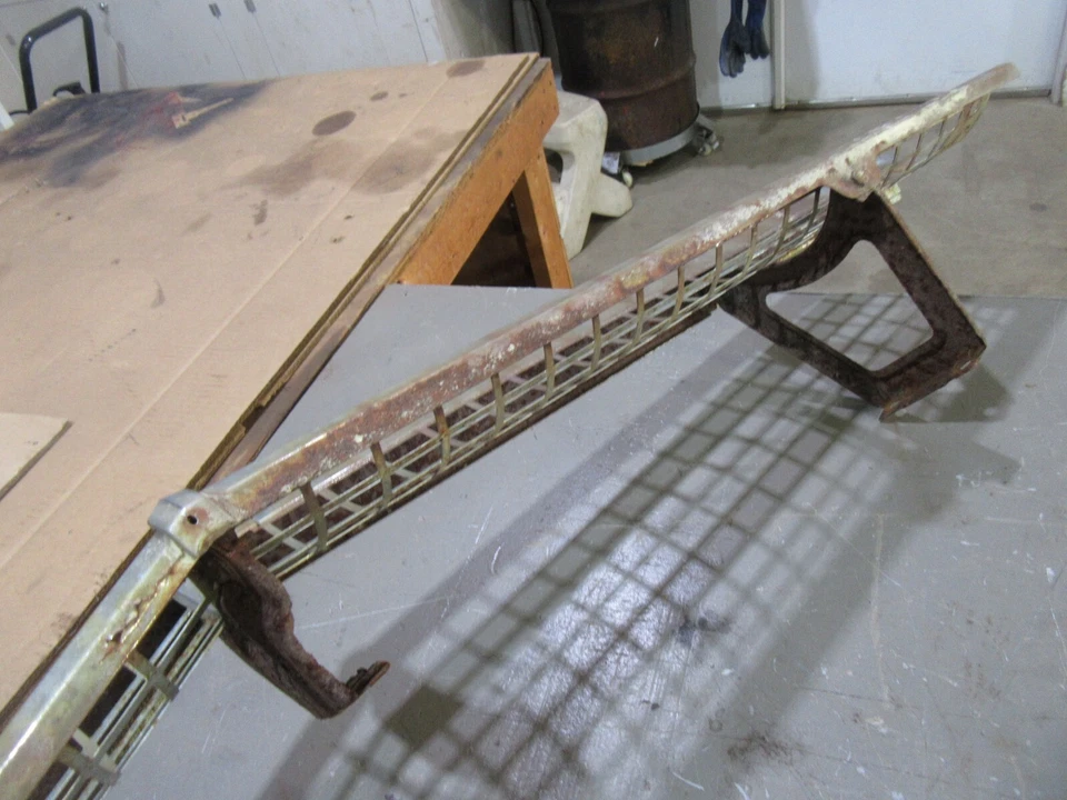 Ford Customline Fairlane 1955 exterior delantero parrilla original moldura pieza Foto 4 de 4