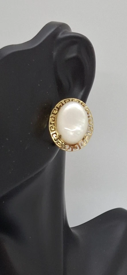 WHITE Mother of Pearl 14K Yellow Gold Clip on Earring - Image 4 of 4