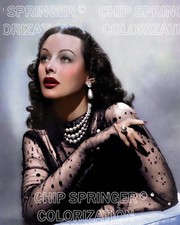 HEDY LAMARR USANDO PERLAS HERMOSA FOTO A COLOR POR CHIP SPRINGER