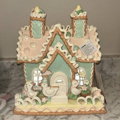 CUPCAKES AND CASHMERE 10   EASTER Gingerbread House With Duck Family LED NEW