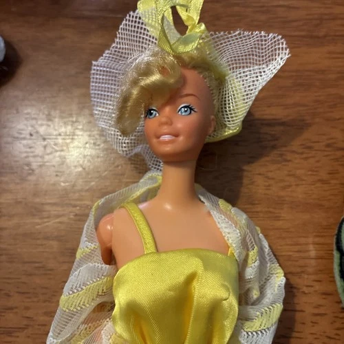 1978Vintage Barbie Mattel Bendable Knees Blonde Hair Yellow Dress Jumpsuit