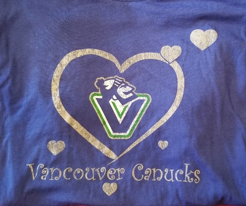 Vancouver Canucks NHL Hockey Womens Blue Heart Short Sleeve Shirt 2XL New NWT - Picture 2 of 6