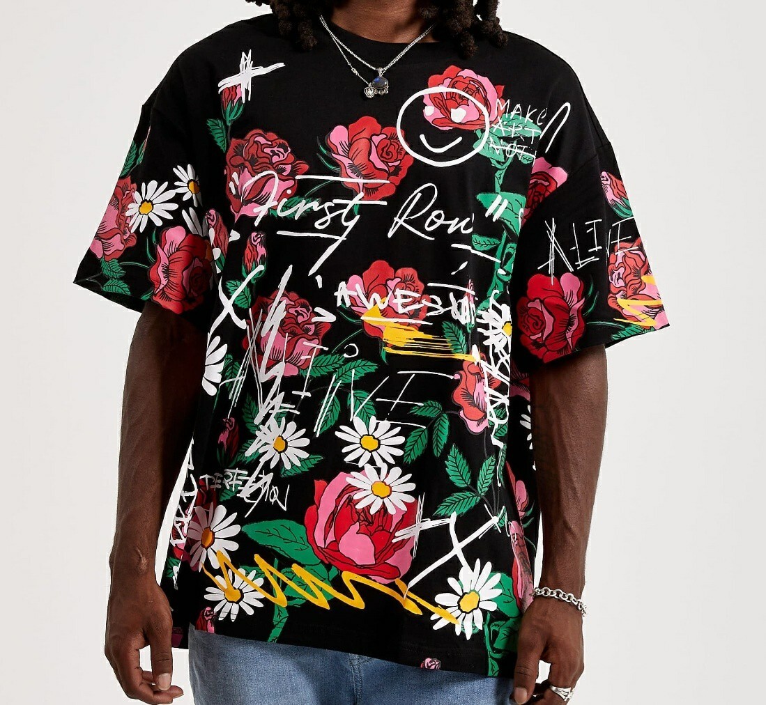 T shirt da uomo nera alla moda prima fila allover con stampa grafica fioritura rosa nuova.