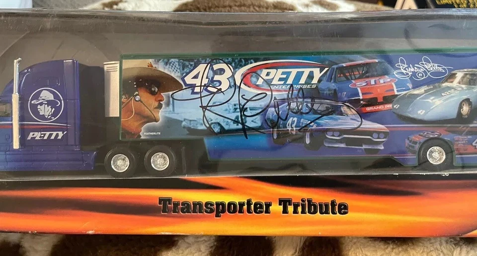 Camión de transporte tributo Richard Petty 2001 Hot Wheels Nascar firmado Foto 2 de 3