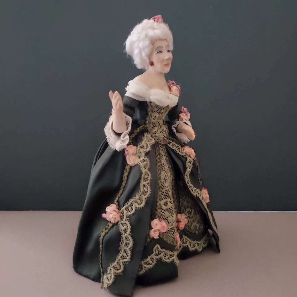 Miniature 1/12" dollshouse OOAK Doll Older Lady In Mid XVIII Century fashion - Immagine 4 di 4