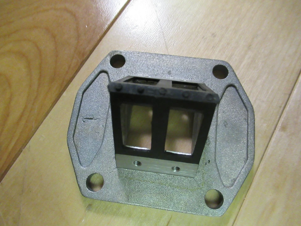 YAMAHA OEM - BLOQUE DE ASIENTO DE VÁLVULA DE CAÑA DE CARBURADOR - 1972 LT2 LT2M - 304-13611-00 Foto 2 de 4