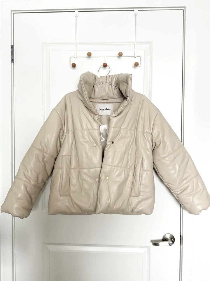 Chaqueta acolchada de cuero vegano Nanushka blanca de gran tamaño informal