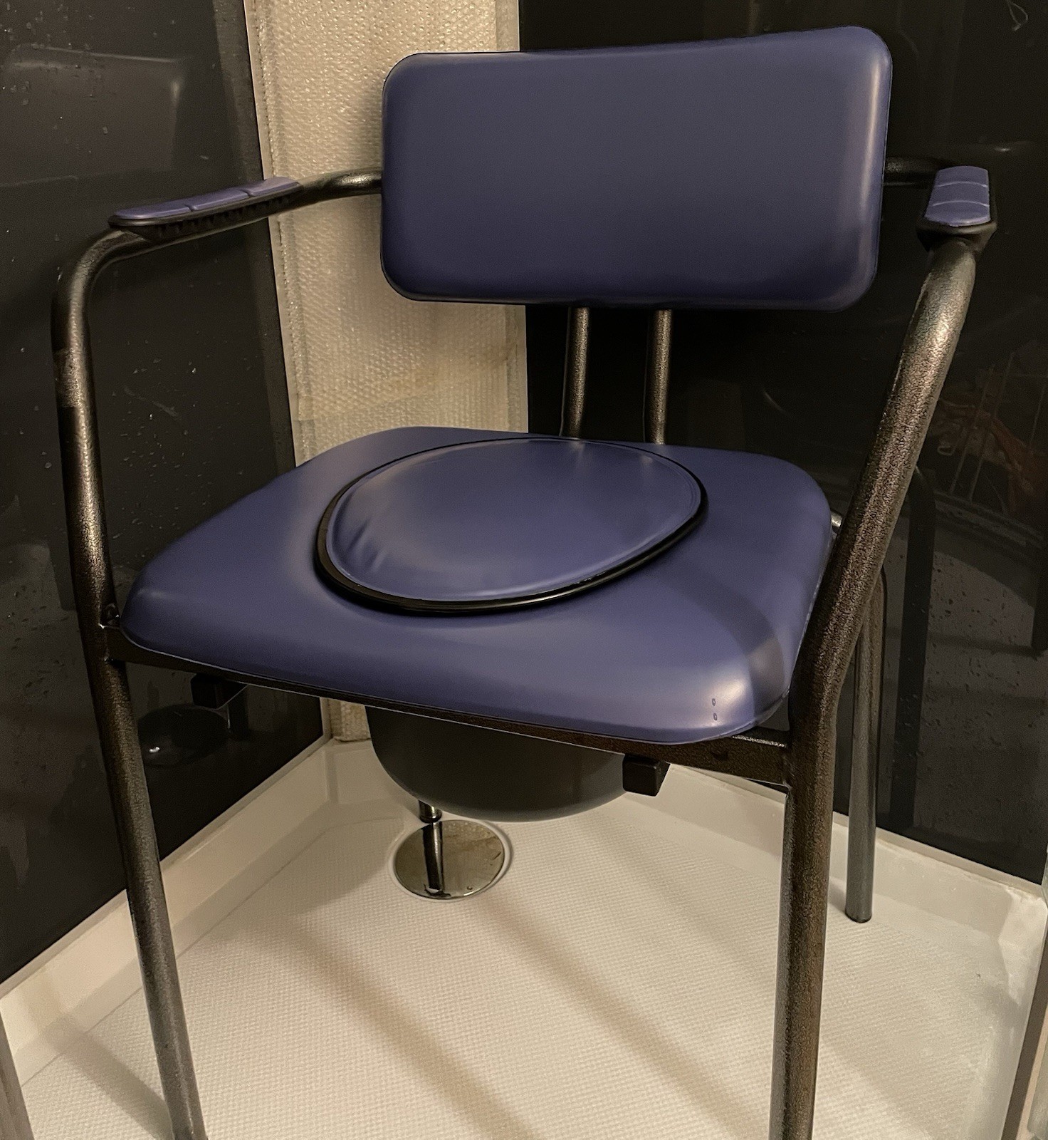 Chaise percée de toilette bleue fauteuil garde robe médicalisé 130kg max