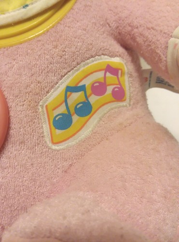 Muñeca Amtoy 1985 Peek-A-Boo chirrido sonajero rosa felpa bebé juguete actividad 14" - Imagen 9 de 15