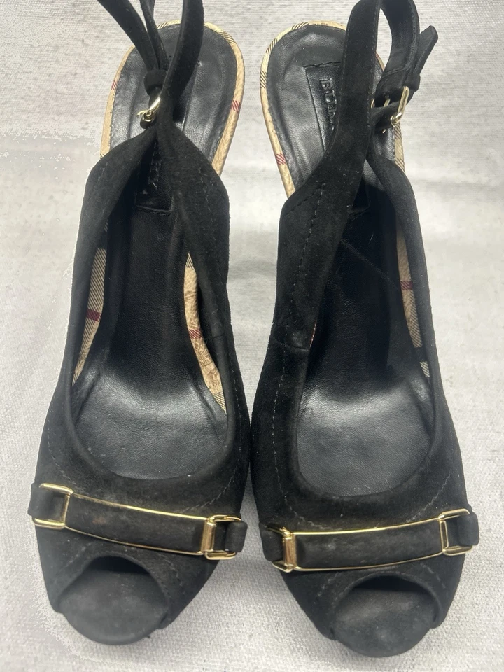 Burberry Hecho en Italia Mujer 40/9 Negro Gamuza Peep Toe Tacones Altos Acabado Dorado Foto 2 de 4