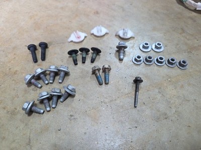 99-06 LEFT FRONT DOOR HARDWARE Silverado Sierra Suburban Tahoe Escalade Yukon 