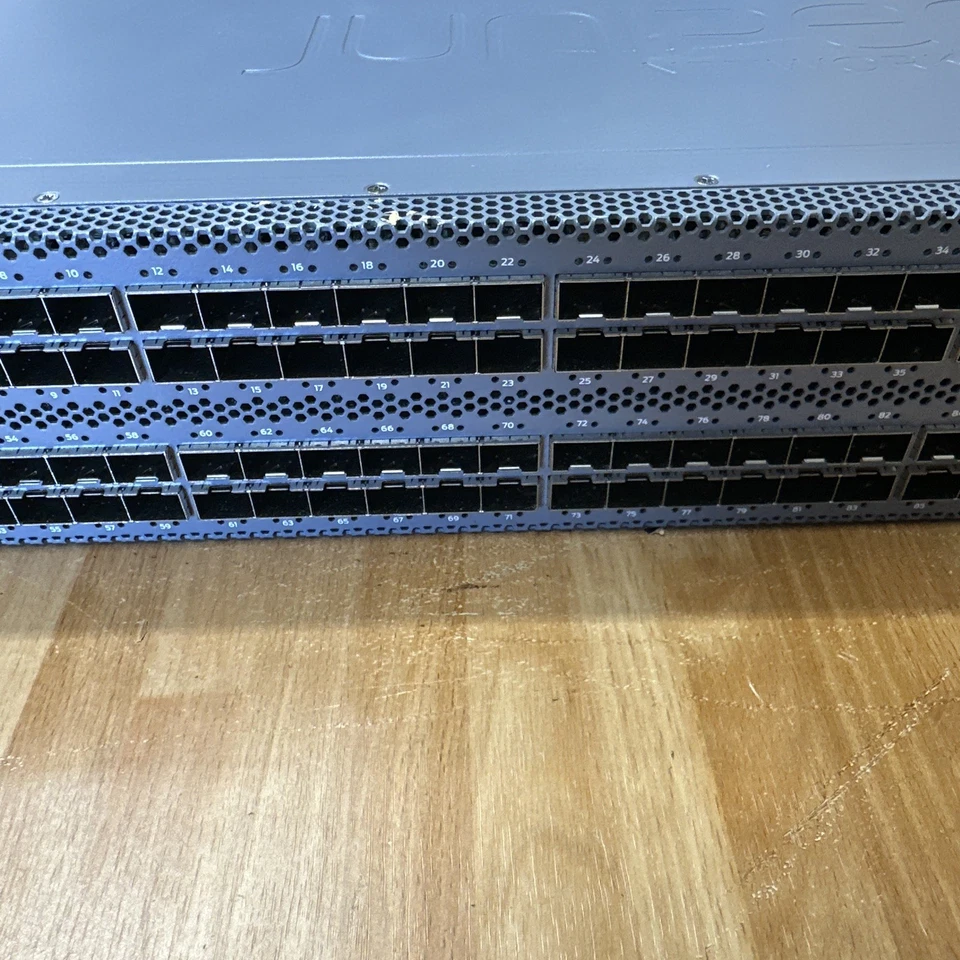 Conmutador Juniper QFX5100-96S-AFI 2RU 96 puertos SFP 10G 8 QSFP 40G red AFI Foto 3 de 4